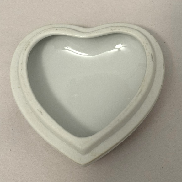 Holly Hobbie Porcelain Heart Trinket Box- size 4”x4”x2” - Picture 3 of 9